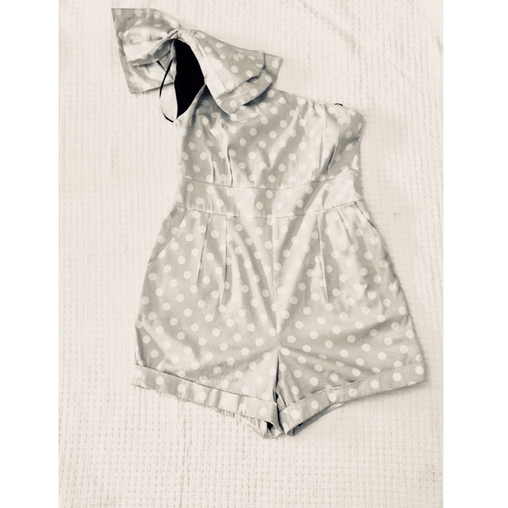 BCBGMAXAZRIA One Shoulder With Bow Dot Romper Sz S - Picture 3 of 8